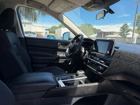 Used 2024 Nissan Pathfinder SV FWD image 31
