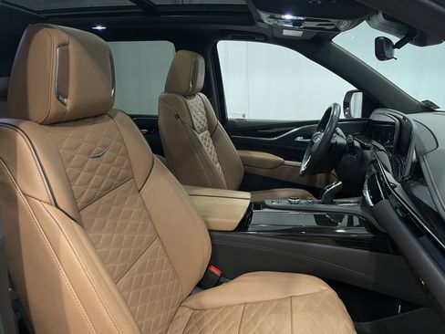 Used 2023 Cadillac Escalade Premium Luxury w/ Performance Package image 15