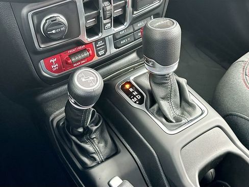 Used 2025 Jeep Gladiator Rubicon image 11