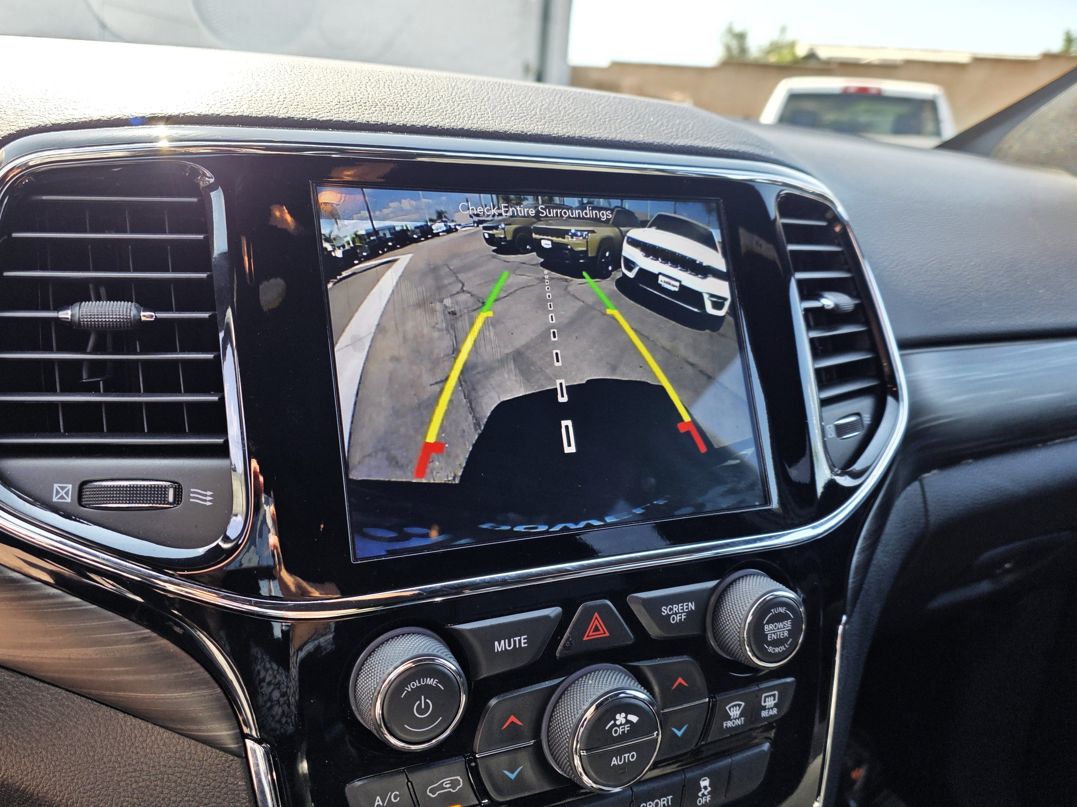 Certified 2019 Jeep Grand Cherokee Laredo w/ Laredo X Package RWD image 18