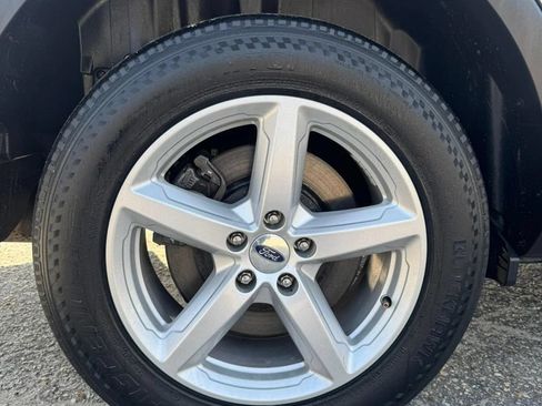 Used 2017 Ford Explorer XLT w/ Equipment Group 202A AWD/4WD image 21