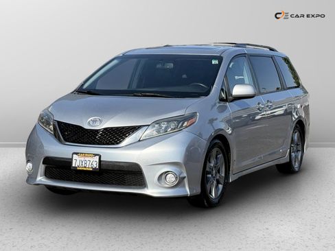 Used 2015 Toyota Sienna SE image 4
