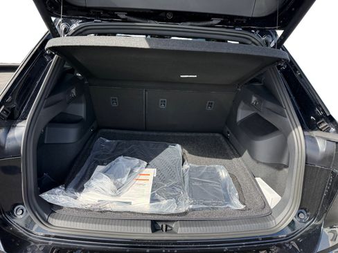 New 2026 Volkswagen Tiguan SEL R-Line AWD/4WD image 17