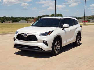Used 2023 Toyota Highlander XLE FWD video 2