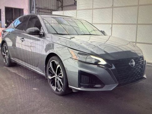 Used 2024 Nissan Altima 2.5 SR FWD image 12