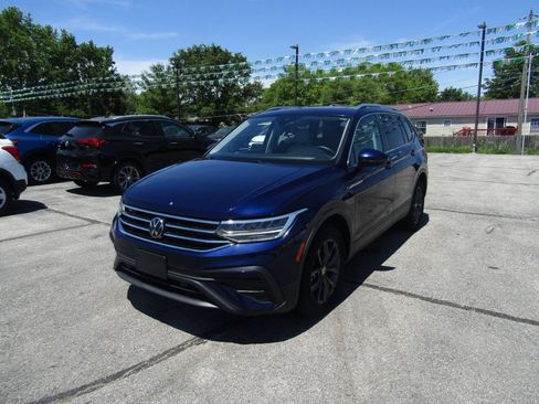 Used 2023 Volkswagen Tiguan SE AWD/4WD image 3