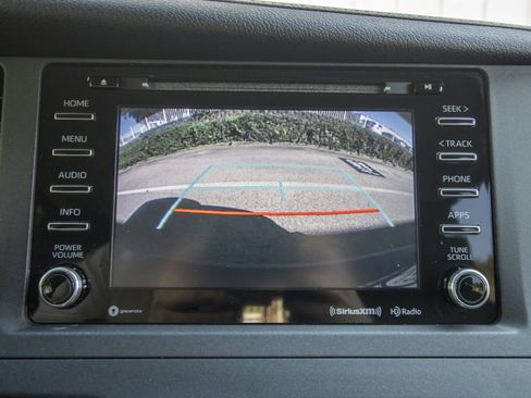 Used 2018 Toyota Sienna SE image 33