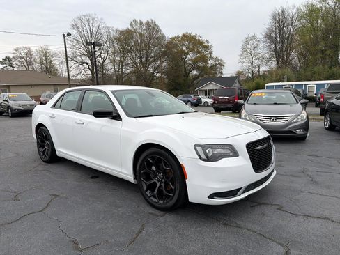Used 2019 Chrysler 300 Touring w/ Sport Appearance Package image 8