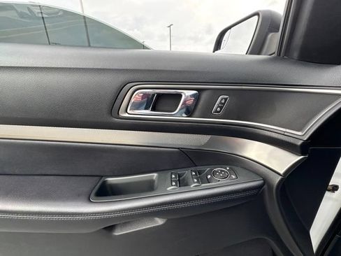Used 2018 Ford Explorer XLT FWD image 11
