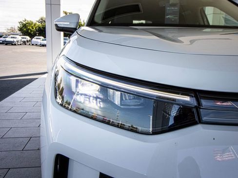 Certified 2025 Volkswagen Tiguan SE image 6