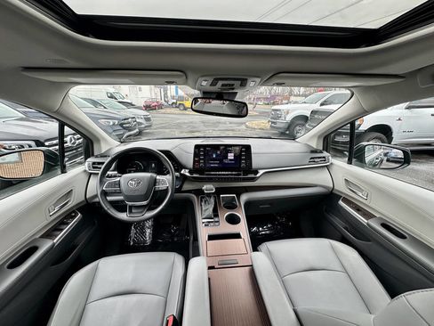 Used 2022 Toyota Sienna XLE image 25