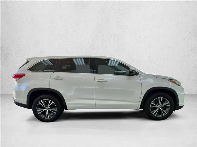Used 2017 Toyota Highlander LE FWD image 4