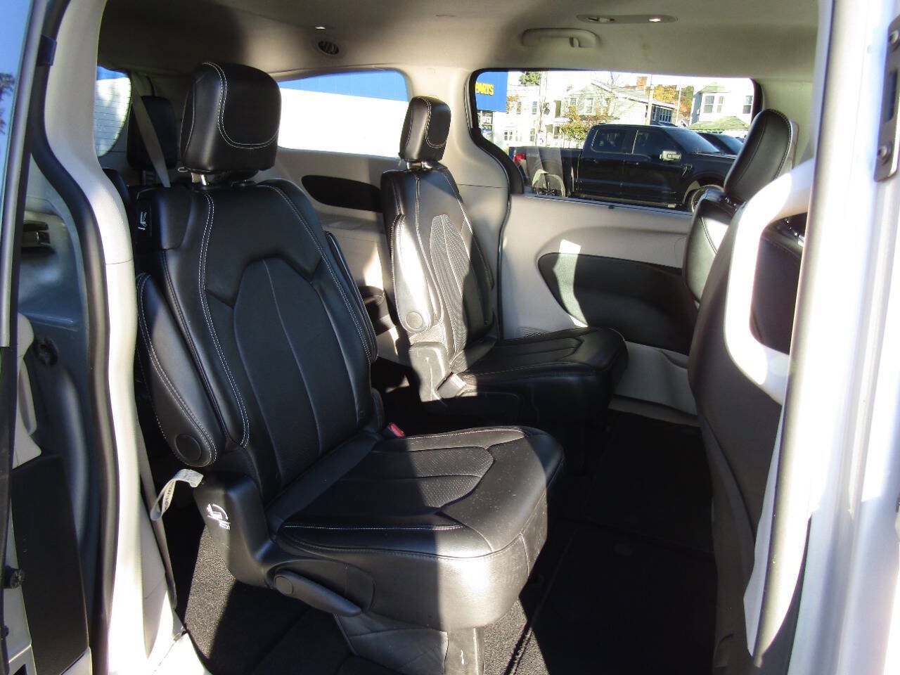 Used 2024 Chrysler Pacifica Touring-L FWD image 24