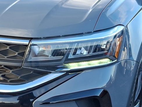 Certified 2022 Volkswagen Taos SE image 13