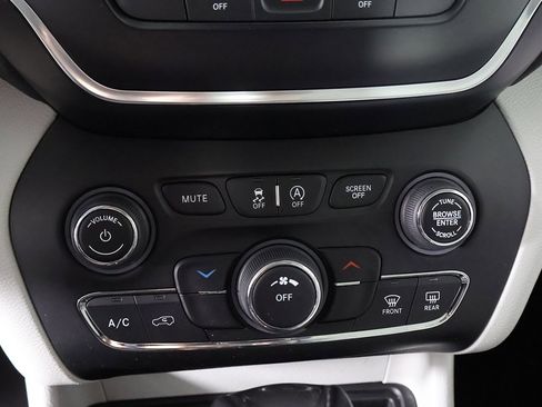 Used 2021 Jeep Cherokee Latitude Lux w/ Mopar Interior Package image 42