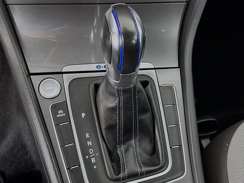 Used 2016 Volkswagen e-Golf SE w/ DC Fast Charging Package image 17