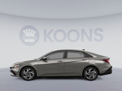 Certified 2025 Hyundai Elantra Sport FWD image 2