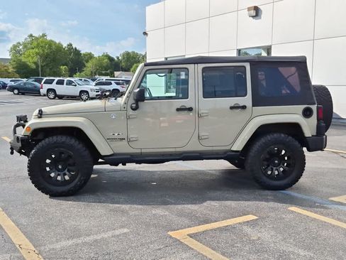 Used 2018 Jeep Wrangler Unlimited Sahara w/ Max Tow Package AWD/4WD image 4