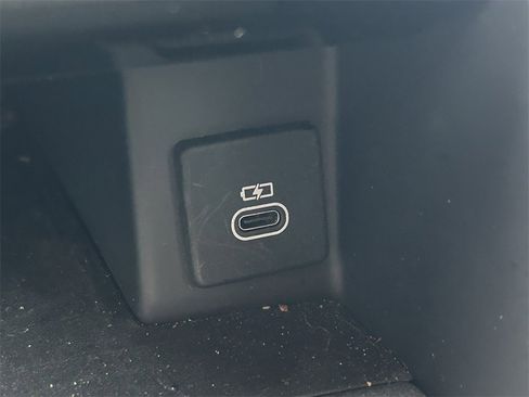 Used 2024 Land Rover Discovery S image 36