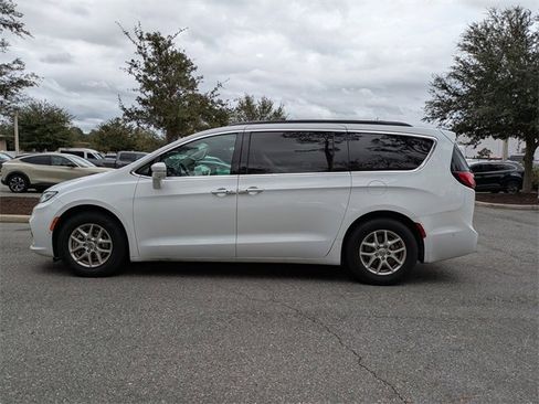 Used 2022 Chrysler Pacifica Touring-L w/ Uconnect Theater Family Group image 6