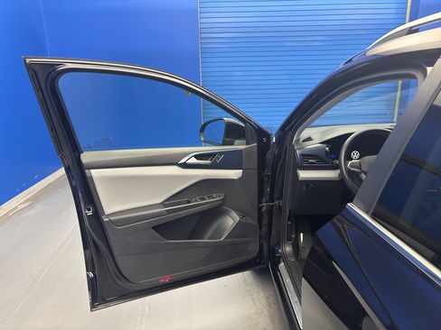 Certified 2023 Volkswagen Taos SE w/ Panoramic Sunroof Package FWD image 9