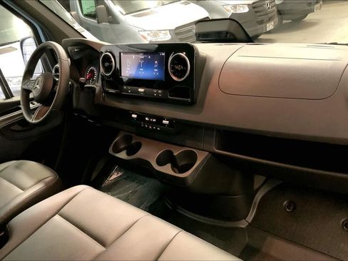 Used 2025 Mercedes-Benz Sprinter 2500 image 10