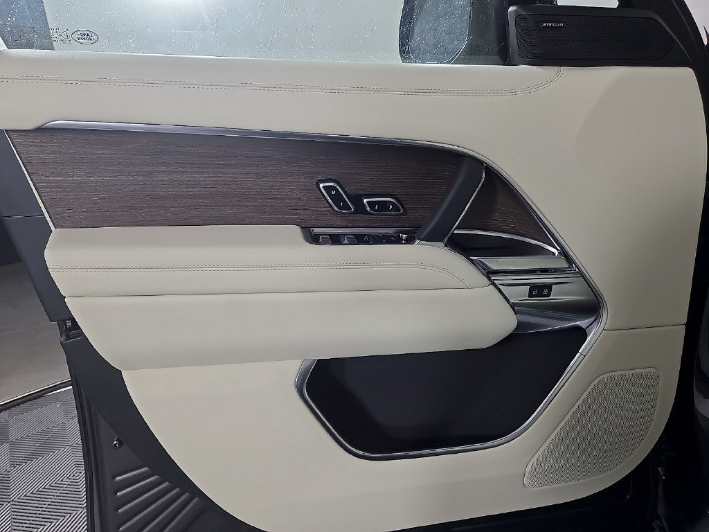New 2026 Land Rover Range Rover Long Wheelbase SE AWD/4WD image 12