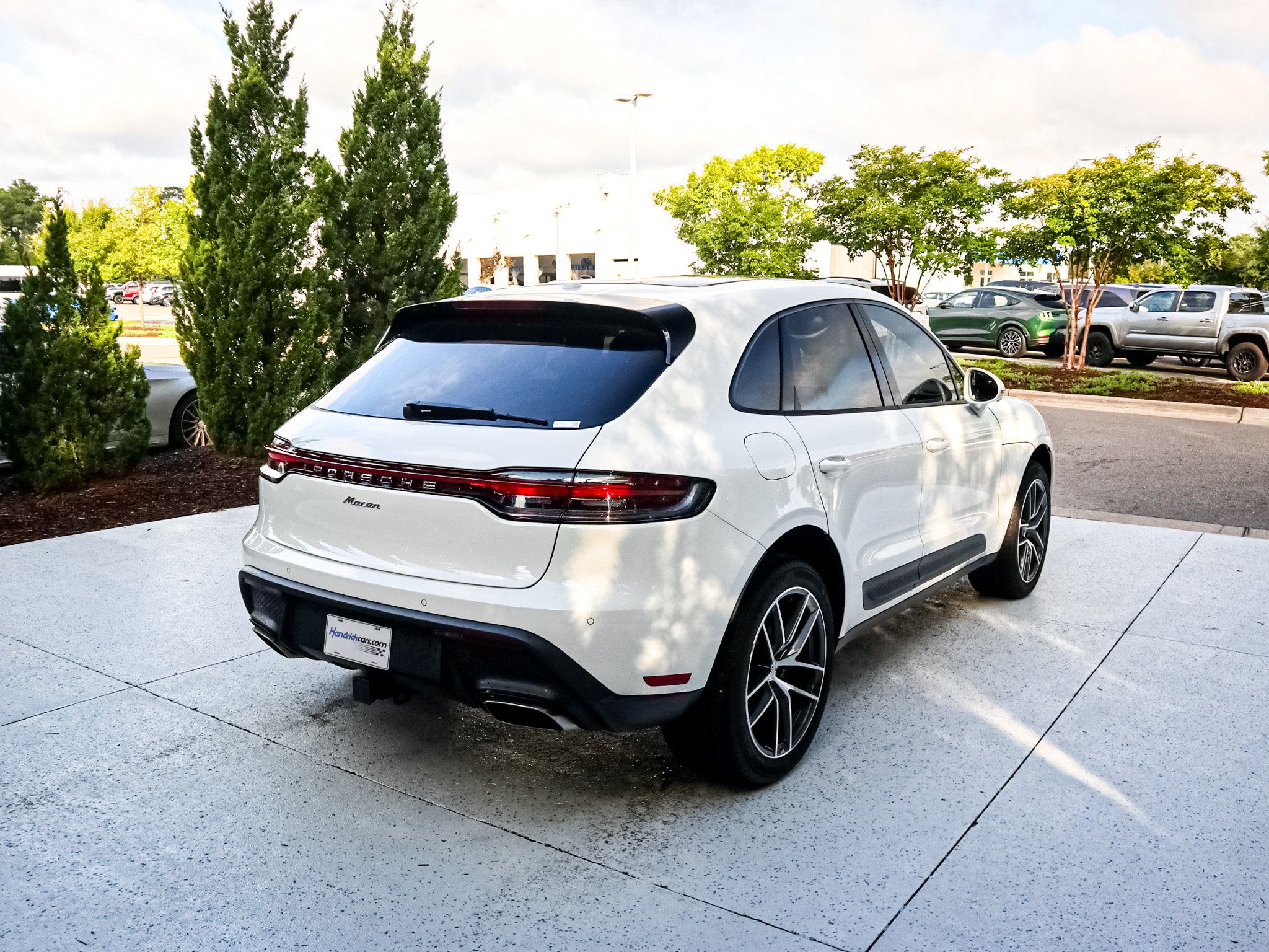 Used 2026 Porsche Macan AWD/4WD image 10