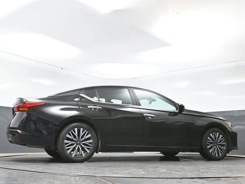 Used 2025 Nissan Altima 2.5 SV FWD image 46