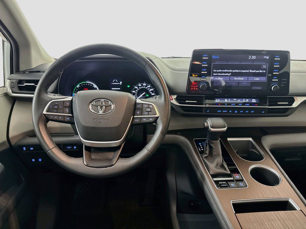 Used 2022 Toyota Sienna XLE FWD image 25