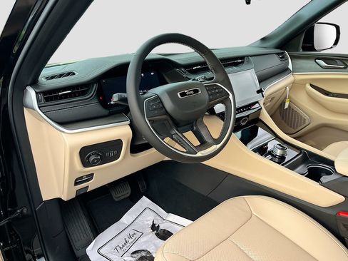 New 2026 Jeep Grand Cherokee L Limited w/ Luxury Tech Group II AWD/4WD image 9