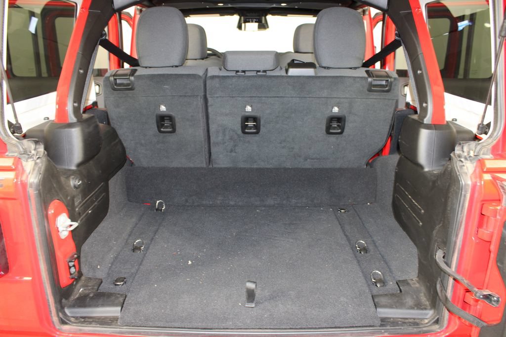 Used 2025 Jeep Wrangler Unlimited Sahara AWD/4WD image 17