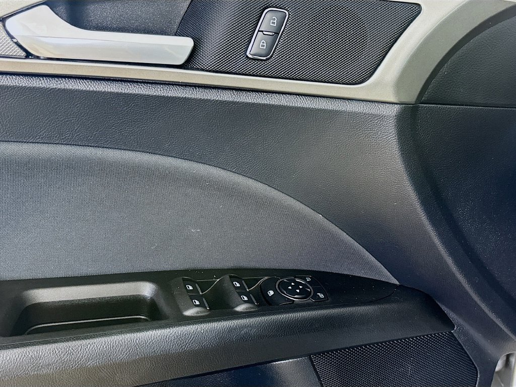 Used 2020 Ford Fusion SE FWD image 18