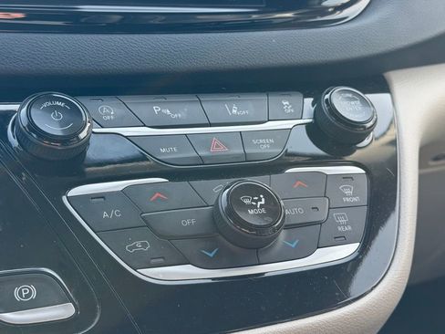 Used 2023 Chrysler Pacifica Touring-L image 26