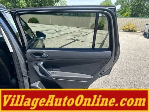 Used 2018 Volkswagen Tiguan SEL AWD/4WD image 40