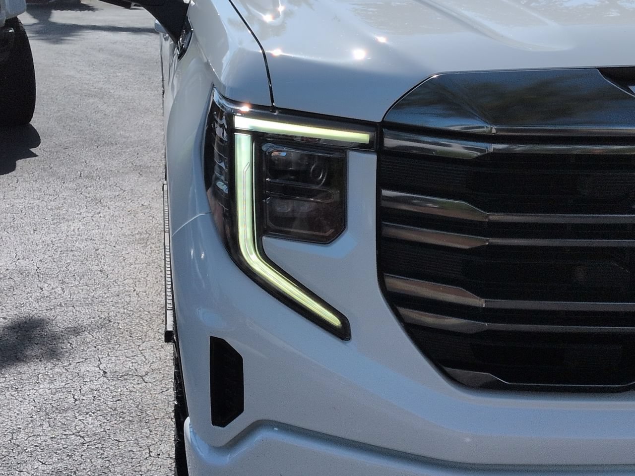 Used 2024 GMC Sierra 1500 AT4 w/ Technology Package AWD/4WD image 10