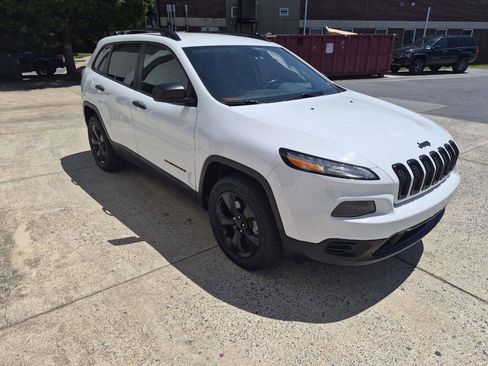 Used 2017 Jeep Cherokee Sport AWD/4WD image 4
