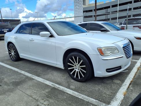 Used 2012 Chrysler 300 RWD image 2