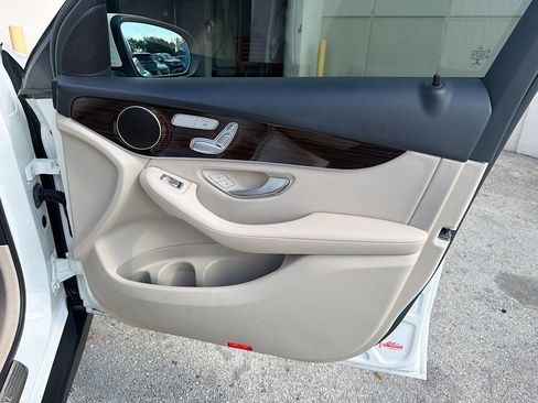 Used 2022 Mercedes-Benz GLC 300 w/ Premium Package Lite image 32