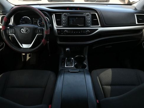 Used 2019 Toyota Highlander LE FWD image 6