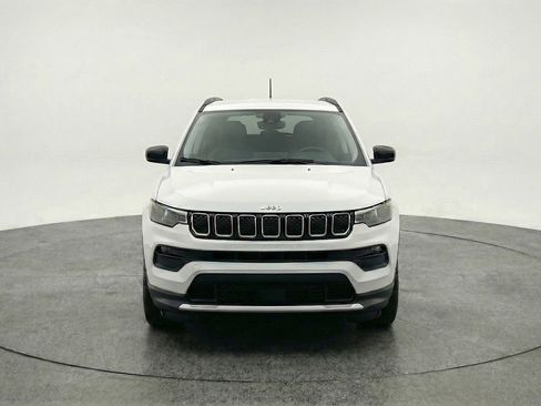 Used 2025 Jeep Compass Latitude image 2