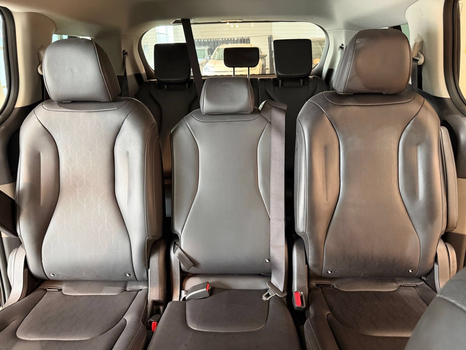 Used 2026 Kia Carnival FWD image 40