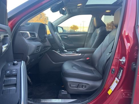 Used 2025 Toyota Highlander Platinum image 9