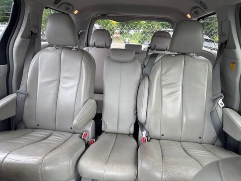 Used 2013 Toyota Sienna XLE FWD image 9