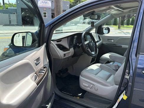 Used 2018 Toyota Sienna XLE AWD/4WD image 23