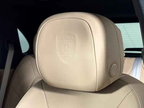 Used 2022 Porsche Cayenne Platinum Edition image 19