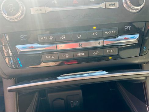 Used 2020 Ford Explorer Platinum w/ Premium Technology Package image 16