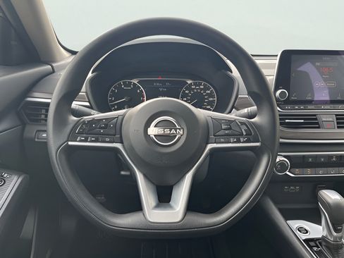 Used 2025 Nissan Altima 2.5 SV FWD image 17