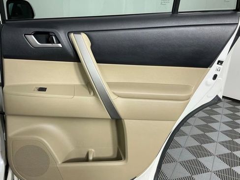 Used 2013 Toyota Highlander SE FWD image 27