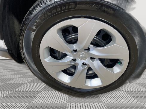 Used 2021 Toyota RAV4 LE image 18